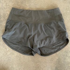 Lululemon high rise speed up shorts 2.5 inch sz 6